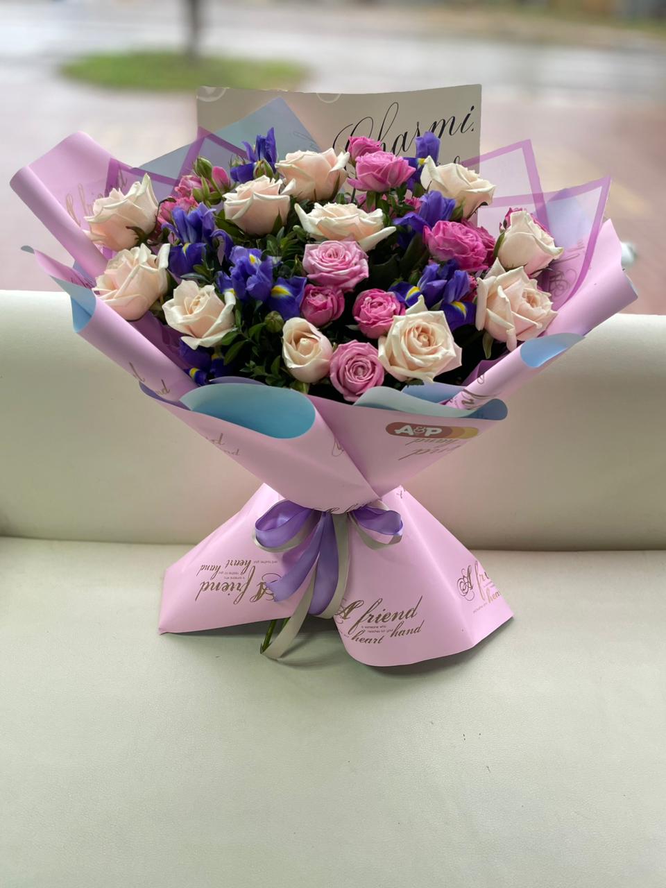 Букет с розой, ирисы и роза кустовая!